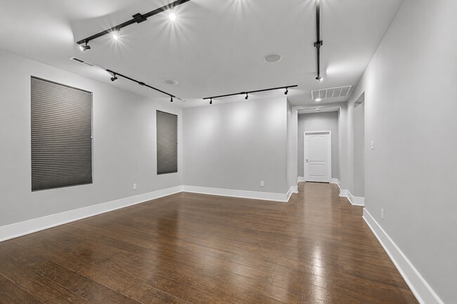Building Photo - 1044 Chestnut St