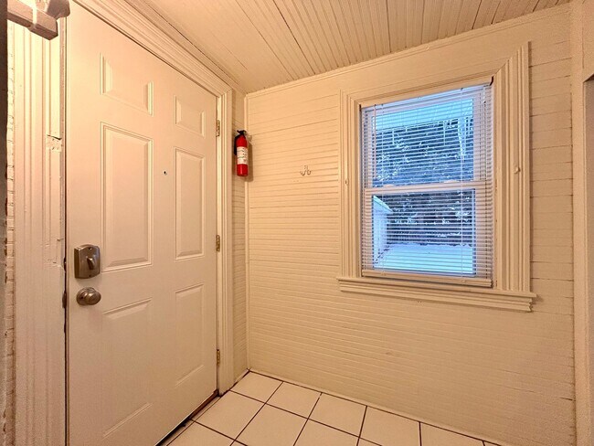 Building Photo - Three Bedroom Home in Northeast Grand Rapids