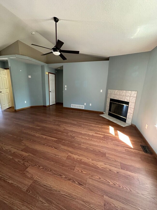 Building Photo - Spacious 5 Bedroom 3 Bath Home
