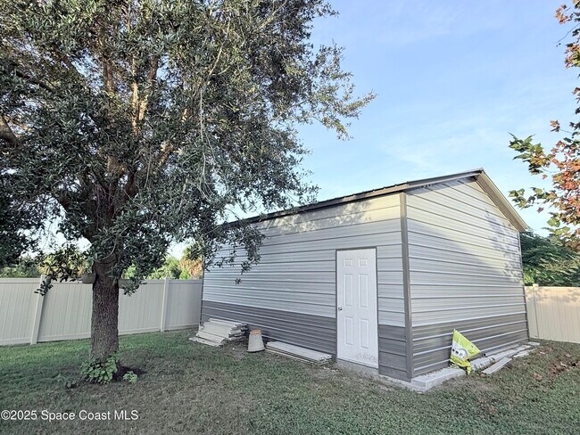 Building Photo - 2473 Largo Ave