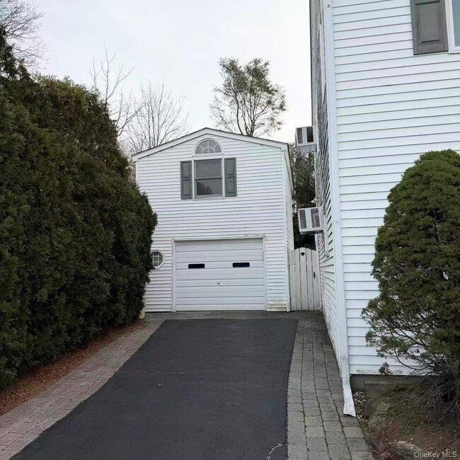 Building Photo - 10 The Spur