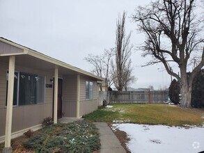 Building Photo - 3 bedroom 1 bath home with 1 car garage an...