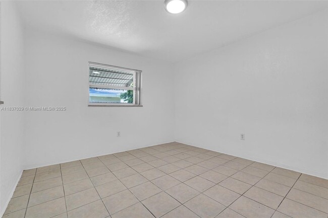 Building Photo - 2435 Plunkett St