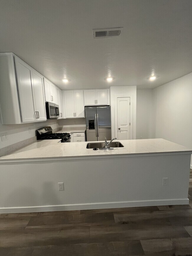 Building Photo - 307 Avalena Ave