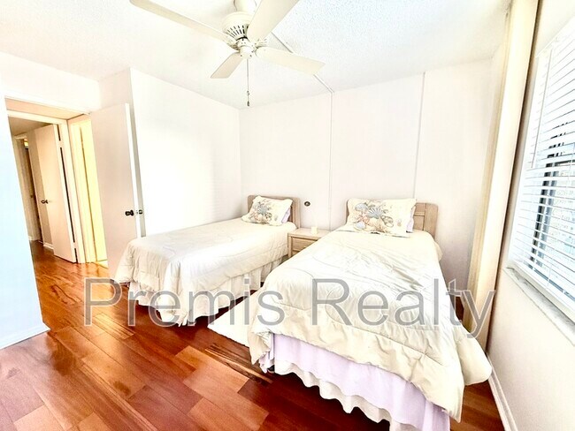 Building Photo - 2900 Cove Cay Dr