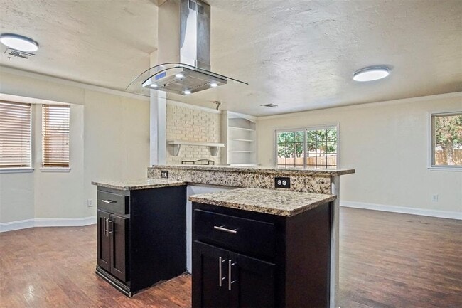 Building Photo - 625 Hawthorne Pl
