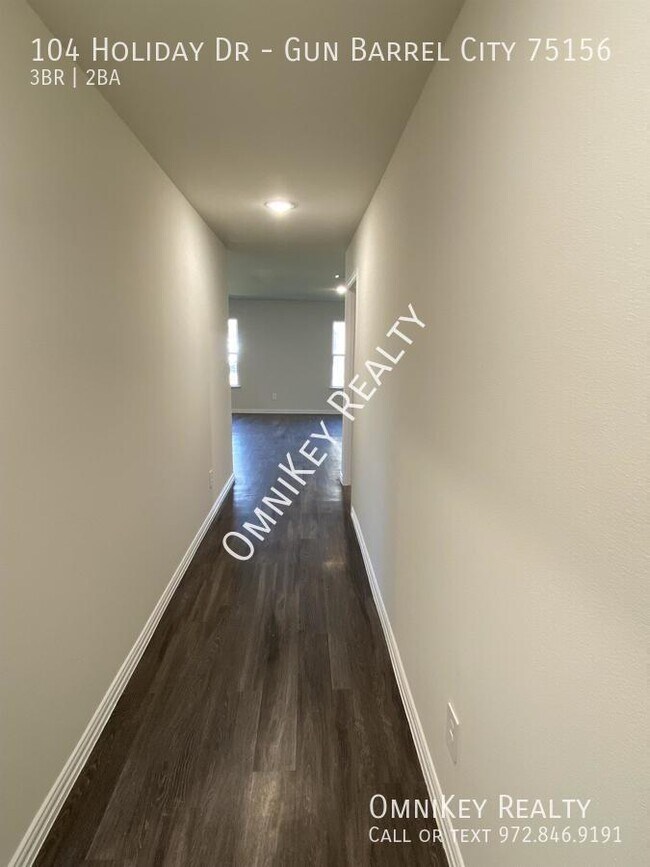 Building Photo - 104 Holiday Dr