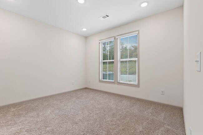 Building Photo - 106 Summer St