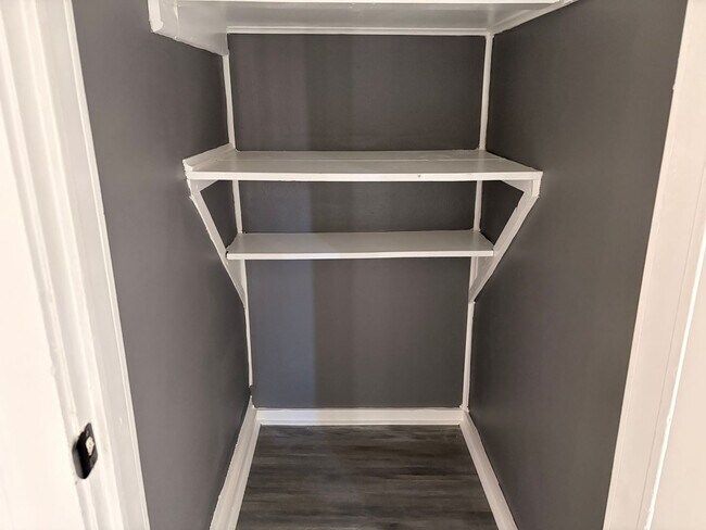 Building Photo - Charming 2-Bedroom Home with Porch and Garage!