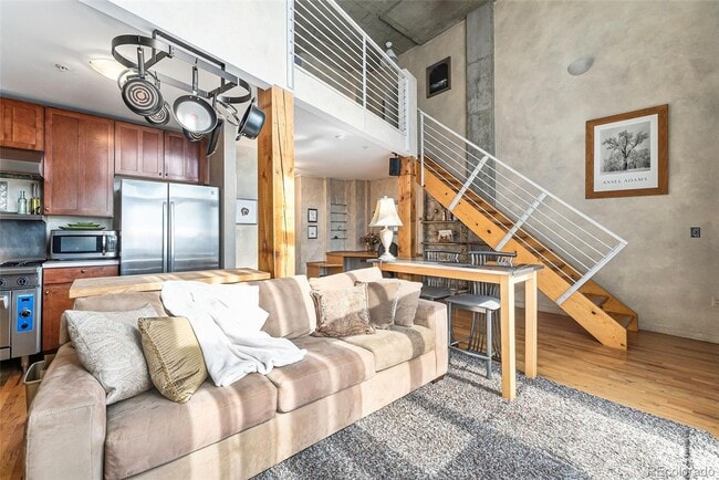 Building Photo - Beautiful One Bedroom Loft in Golden Triangle.