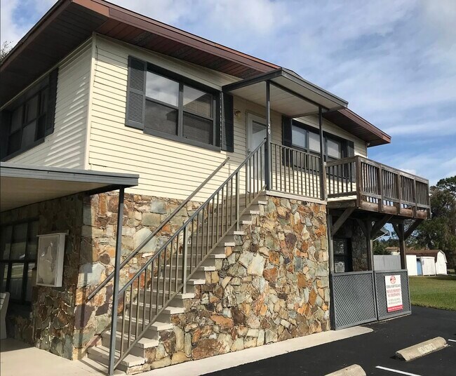 Building Photo - Gem of an apartment right on the coast! Wo...