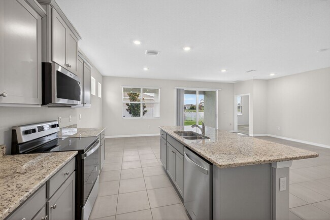 Building Photo - 4 Bedroom in Gated Community!