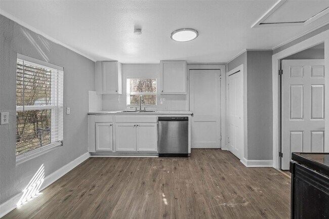 Building Photo - 920 Dubois St