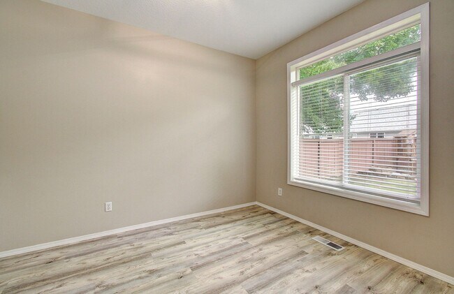 Building Photo - Large 2 Story 4bd 2.5ba Home in Vancouver