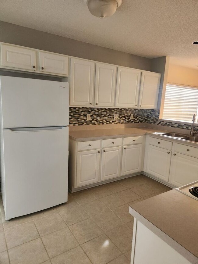 Building Photo - Lovely 2 Bedroom Bath