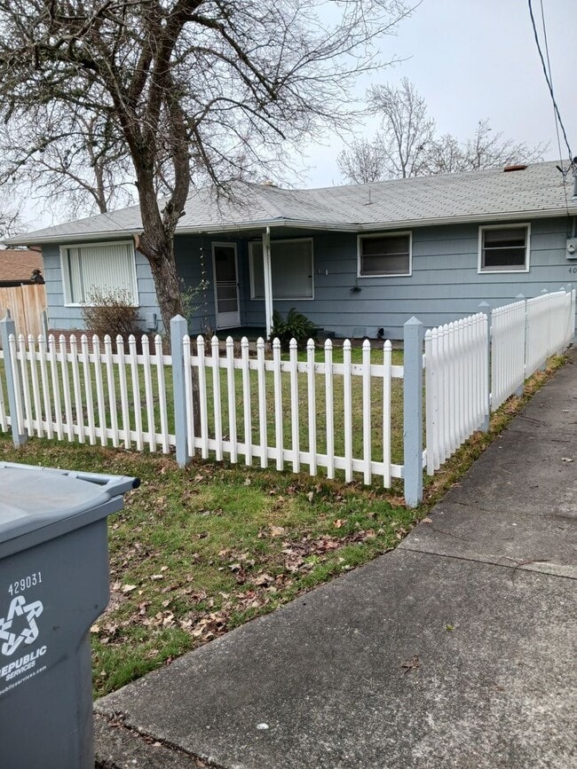 Building Photo - Nice home with big backyard