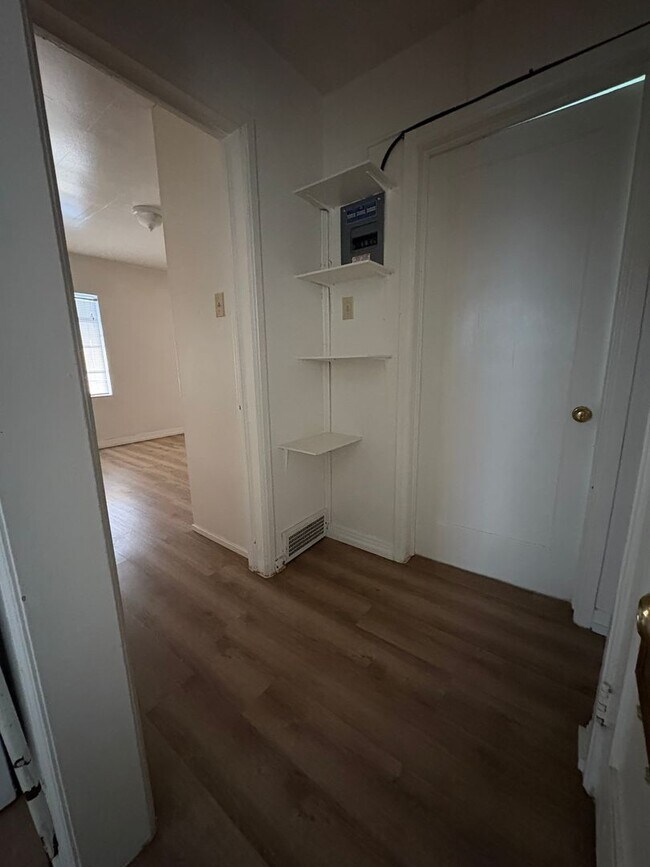 Building Photo - 39-43 W 880 N