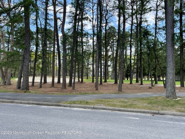 Building Photo - 535 Country Club Dr