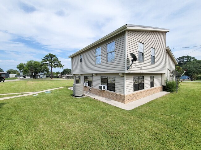 Building Photo - Extremely well maintained home. The second...