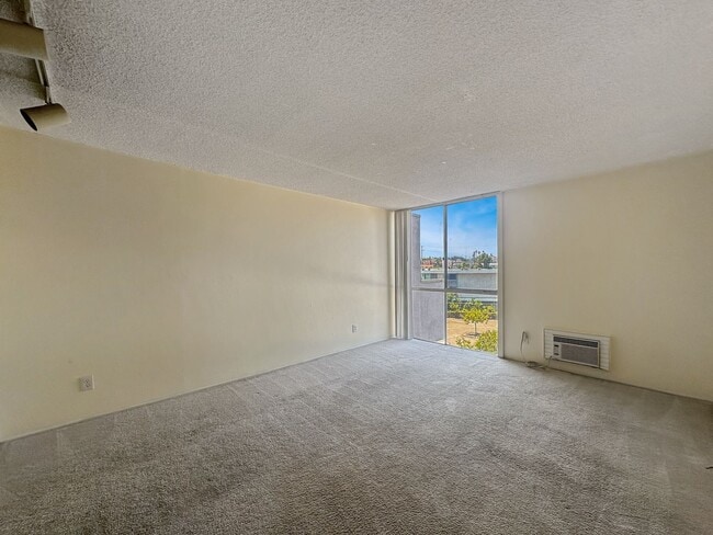 Building Photo - 1BD/1BA Condo in Point Loma Heights w/ Res...