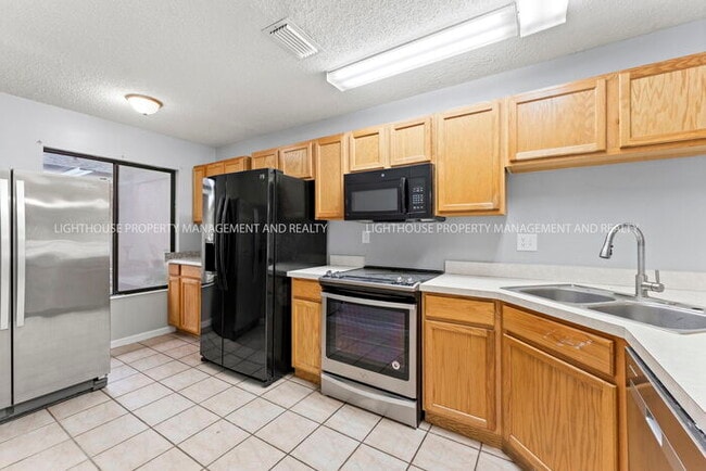 Building Photo - Beautiful 2-Bedroom Townhome with Pond Views