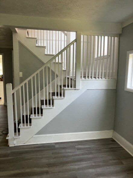 Building Photo - 3300 Meadow Ln