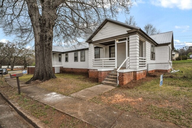 Building Photo - Spacious 2-Bedroom Duplex in Talladega – M...