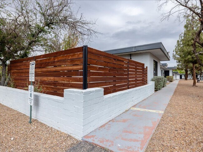 Building Photo - 2 Bedroom 1 Bathroom with Enclosed Backyard!