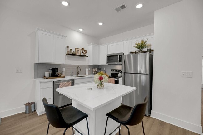 Building Photo - Gorgeous West Ashley Town home!