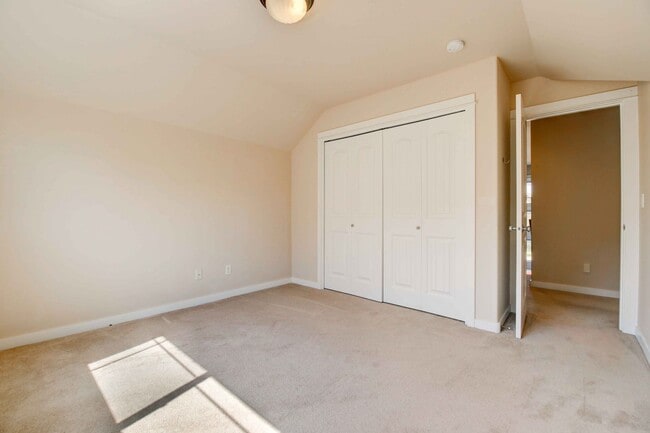 Building Photo - 3 bed/2.5 w/garage in Desirable Barton Cro...
