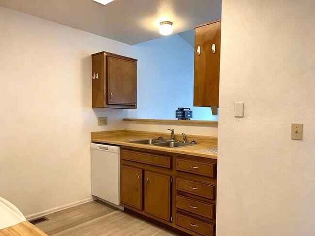 Building Photo - Cozy 2 bedroom Townhouse in Cheyenne Mountain with VIEWS of mountains