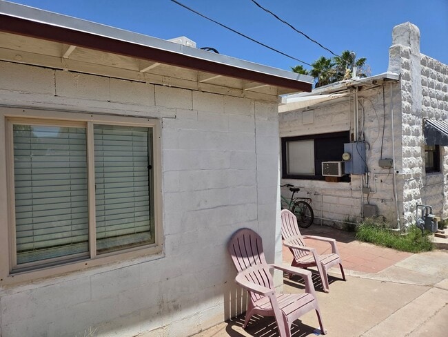 Building Photo - Phoenix 3 Bed/3 Bath in Coronado!