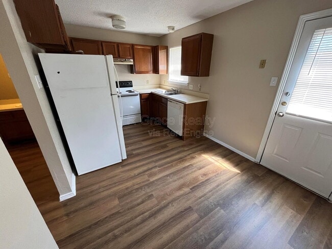 Building Photo - 5911 Shadydell Dr