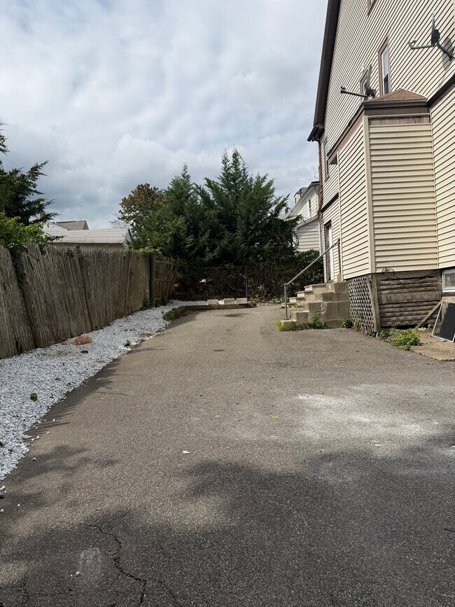 Building Photo - 253 Whitwell St