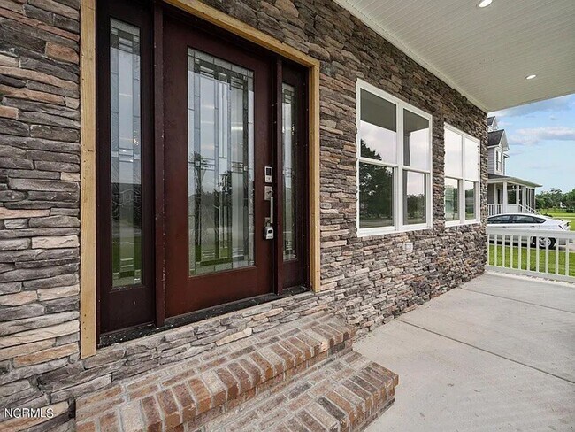 Building Photo - Beautiful New 4 Bedroom, 3 full bath plus ...