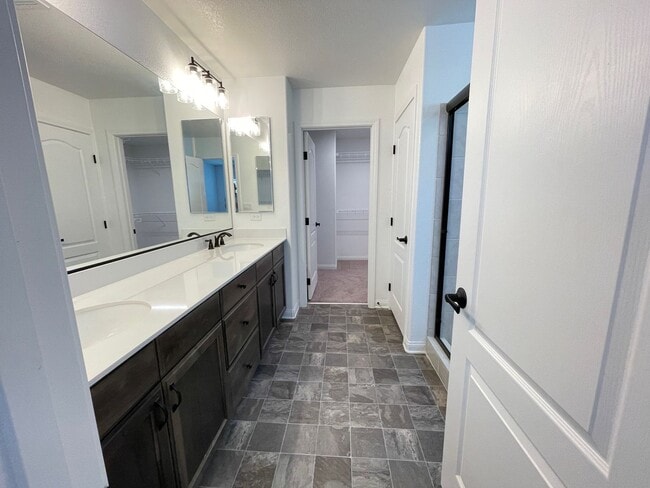 Building Photo - 3 Story house 4 bedroom / 3.5 bath, Southwest