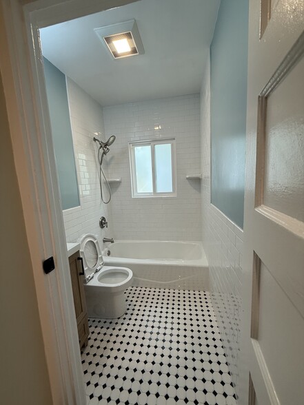 Bathroom 2822 - 2822 S Holt Ave