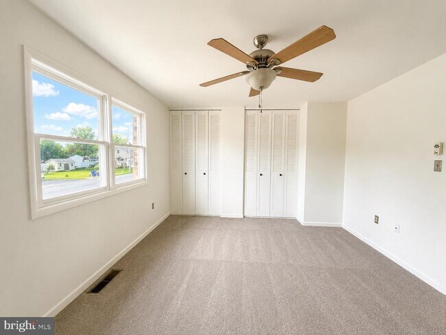 Building Photo - 302 Hills Dr