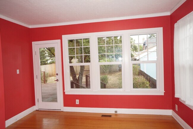 Building Photo - N.E Rose City Bungalow Pet Friendly