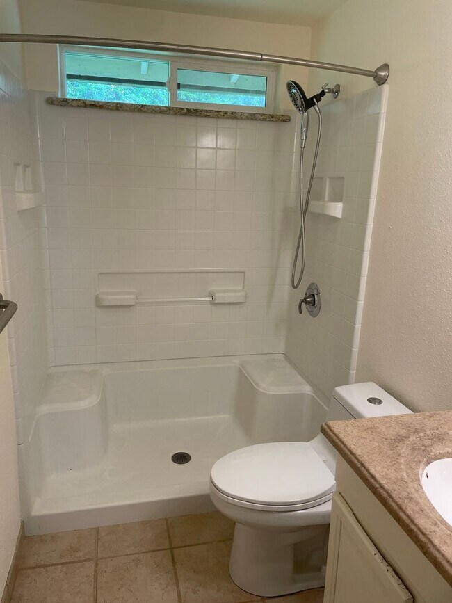 Building Photo - Private Langley Home Only Minutes From Downtown!