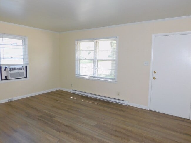 Building Photo - Cute Renovated 2bd/1ba Available Now!