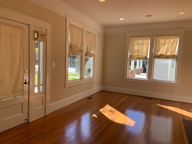 Building Photo - First Floor Unit For Rent Near UNCG!