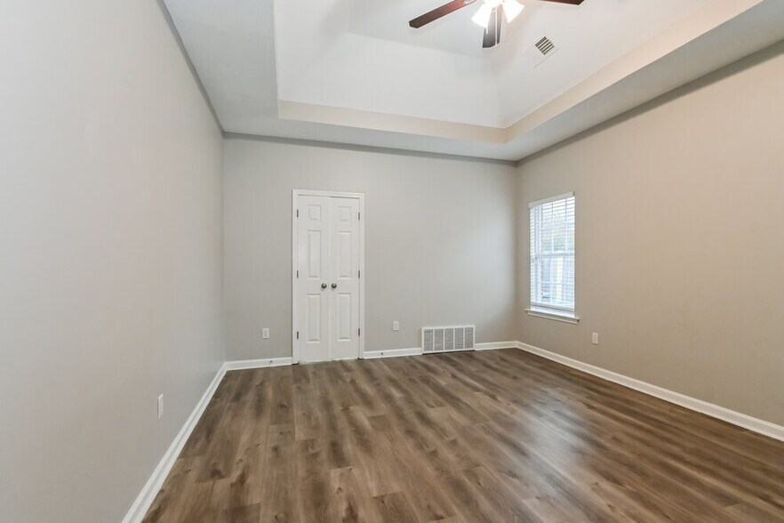 Building Photo - 7133 Queens Crown Ct
