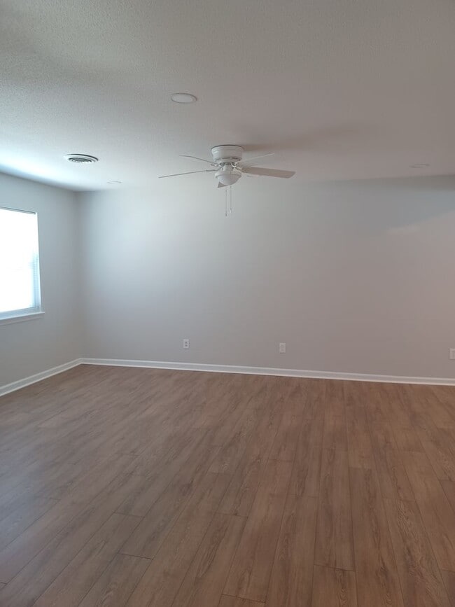 Building Photo - Welcome to this beautiful 4-bedroom, 2-bathroom home located in the desirable Virginia Beach, VA