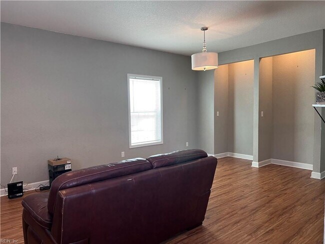 Building Photo - 1315 W 27th St