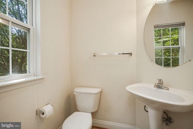 Building Photo - 207 Garden View Way