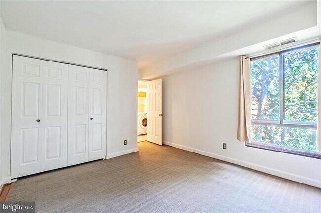 Building Photo - 4414 Island Pl