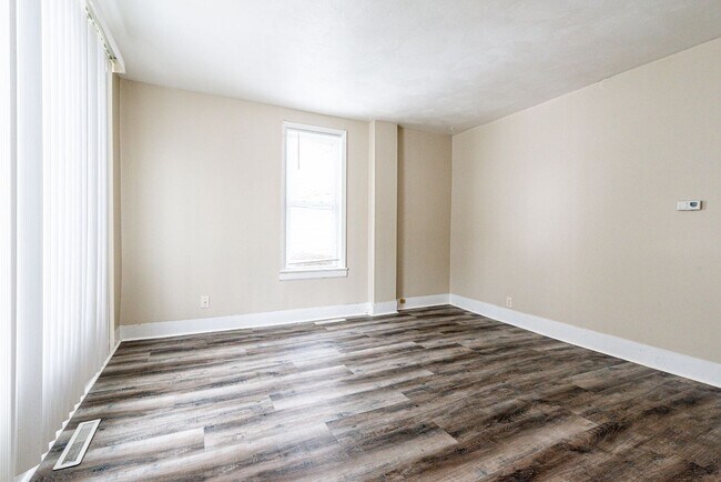 Building Photo - 506 5th St