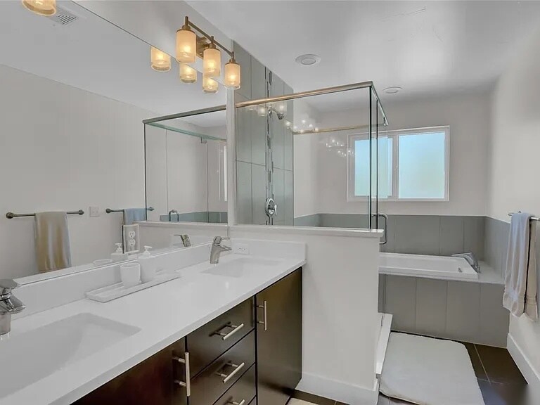 Building Photo - 2713 Grove St