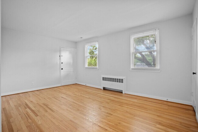 Building Photo - Renovated 2BR/1BA Condo close to shopping and the hospital